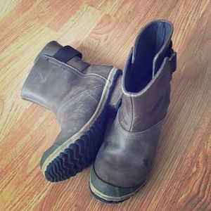 Short Sorels size 6.5